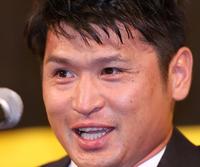 　引退会見で瞳を潤ませ、思いを語る中田＝ヒューイットホテル甲子園