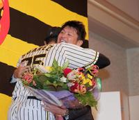 　スアレスと抱擁する中田＝ヒューイットホテル甲子園