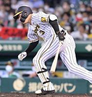 　４回、ショートへ適時内野安打を放つ大山（撮影・立川洋一郎）