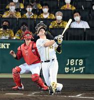 　４回、サンズは遊飛に倒れる（撮影・山口登）