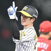 　１回、中前打を放ちベンチに向かって手を上げる近本（撮影・飯室逸平）