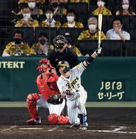 　６回、梅野は一邪飛に倒れる（撮影・山口登）