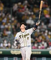 　６回、一邪飛に倒れる梅野（撮影・飯室逸平）