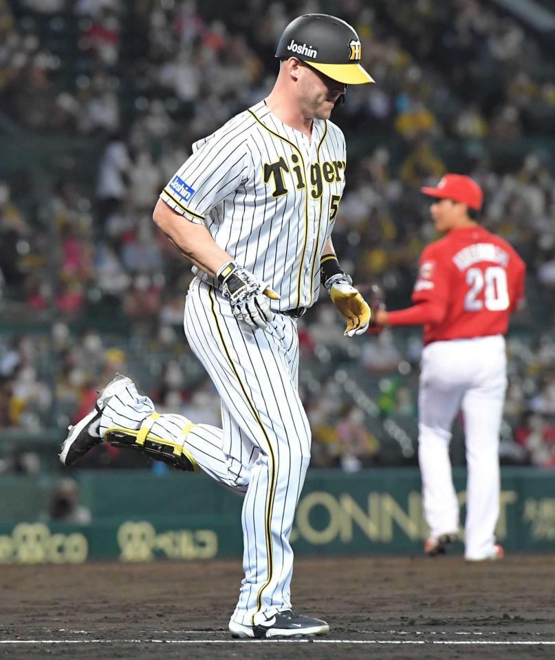 　９回、栗林（右）の前に右飛に倒れるサンズ