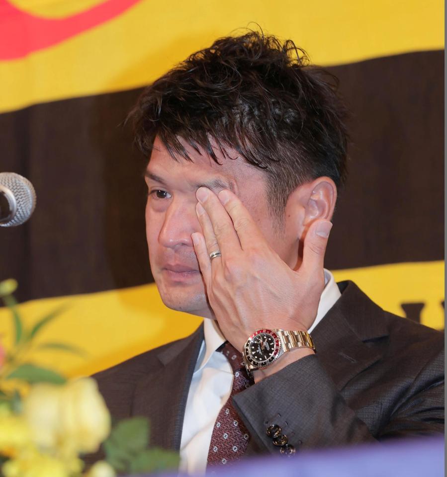 　引退会見で涙ながらに思いを語る中田＝ホテルヒューイット甲子園