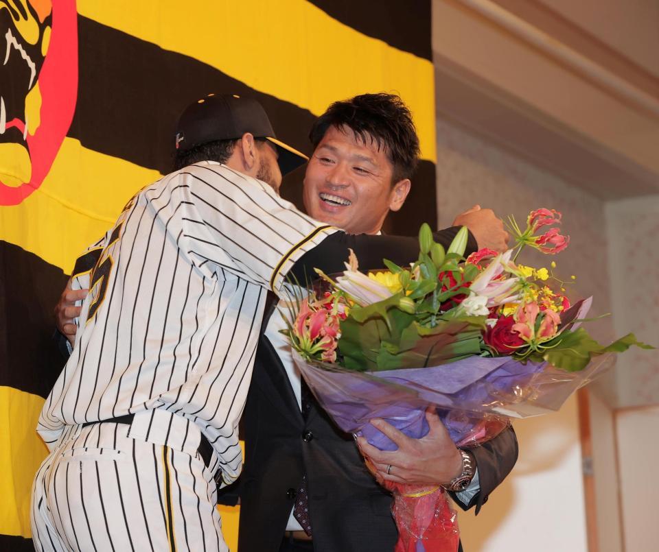 　花束を届けてくれたスアレスと抱擁する中田＝ホテルヒューイット甲子園