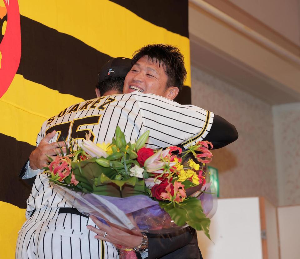 　スアレスと抱擁する中田＝ヒューイットホテル甲子園