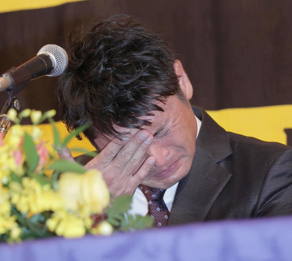 　引退会見で感極まる中田＝ヒューイットホテル甲子園