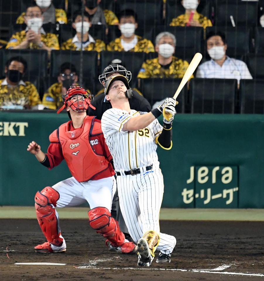 　４回、サンズは遊飛に倒れる（撮影・山口登）