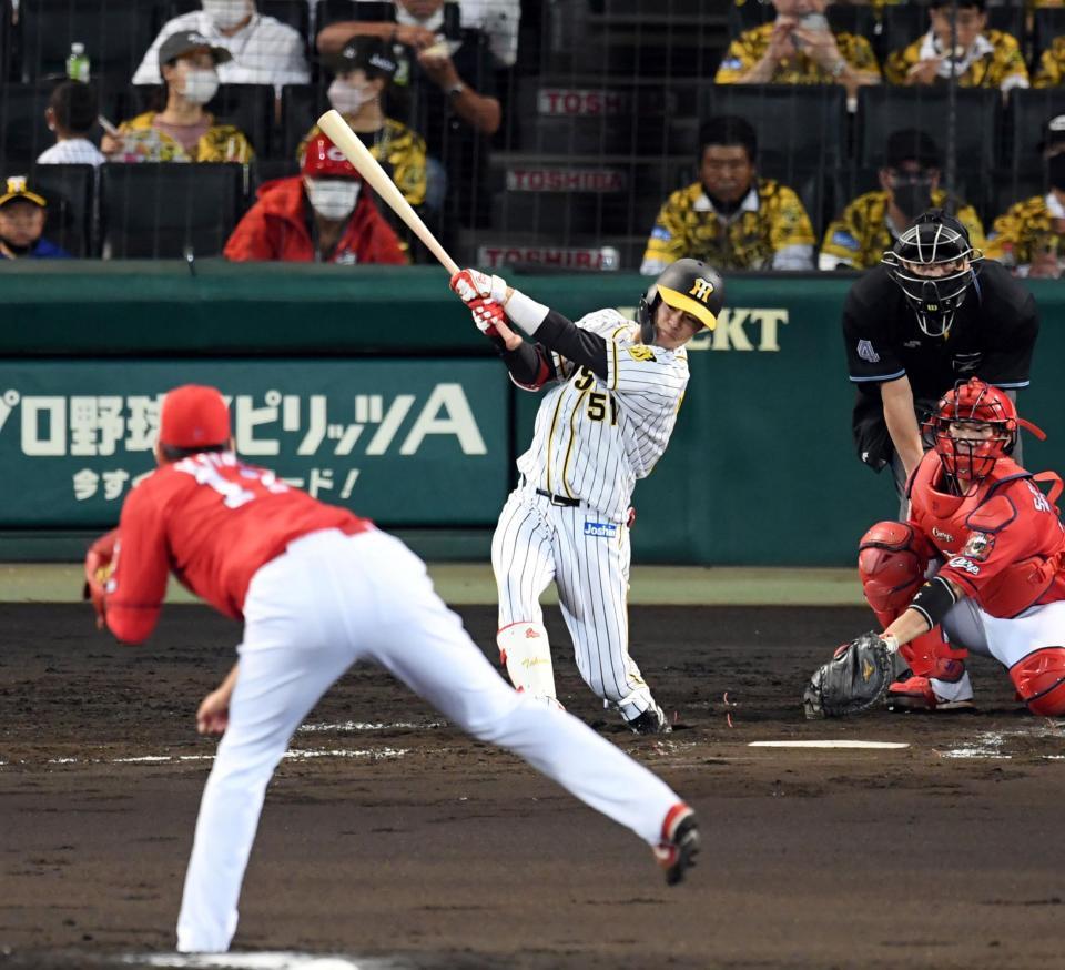 　４回、中野は右翼線に二塁打を放つ（撮影・山口登）