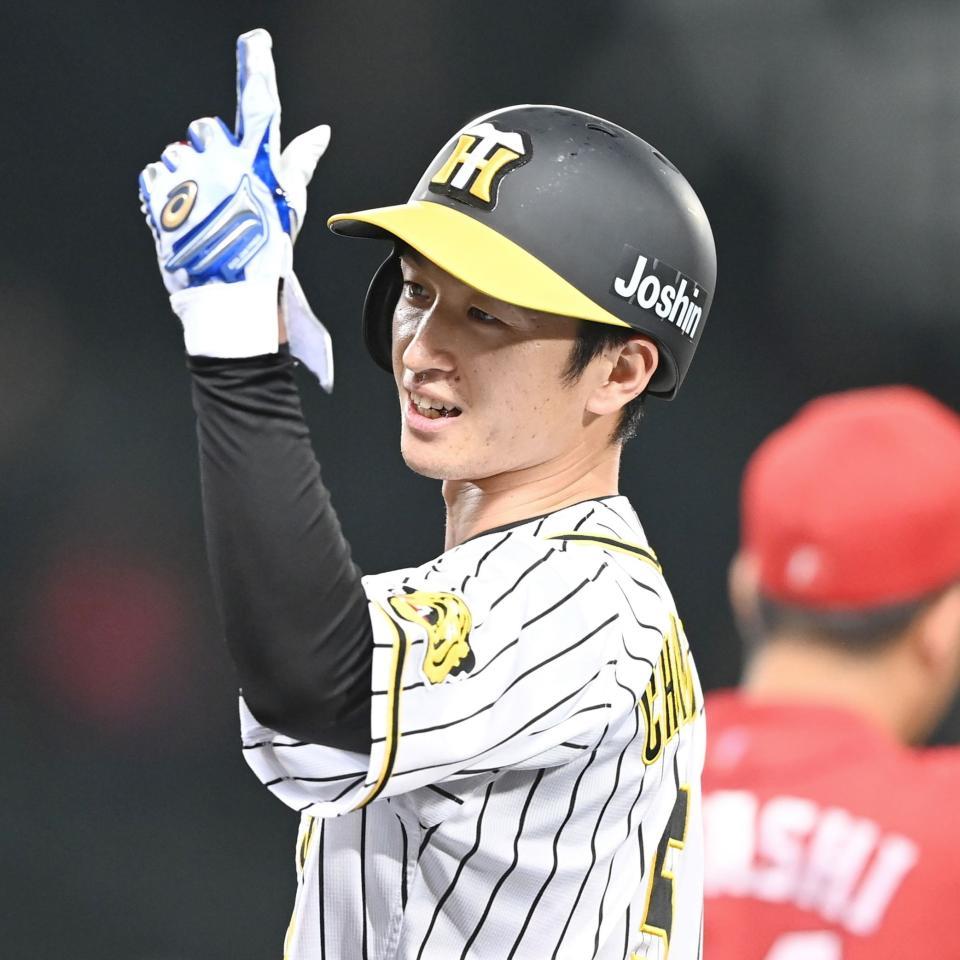 　１回、中前打を放ちベンチに向かって手を上げる近本（撮影・飯室逸平）