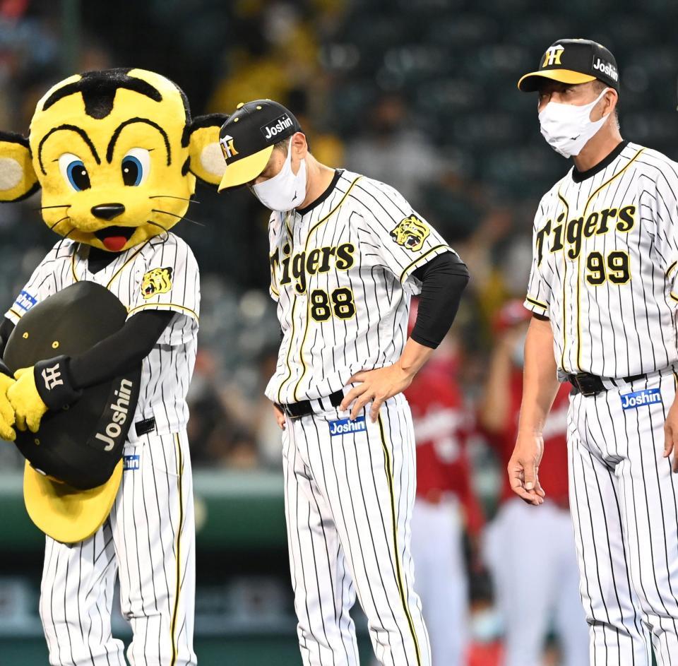 カープに連敗し、肩を落とす阪神・矢野燿大監督＝甲子園（撮影・飯室逸平）