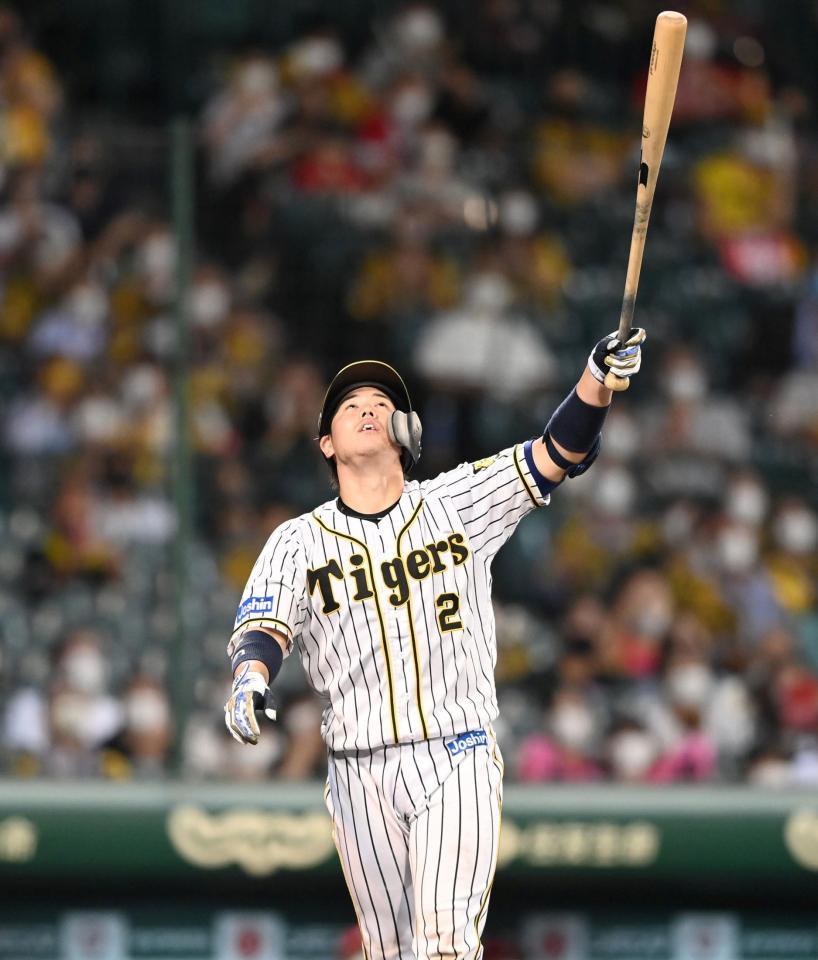 　６回、一邪飛に倒れる梅野（撮影・飯室逸平）