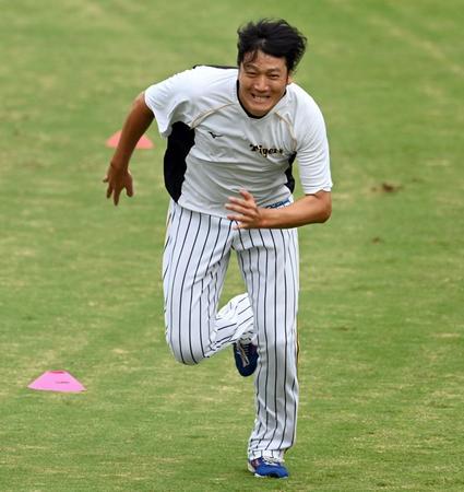 　ダッシュする小林（撮影・山口登）