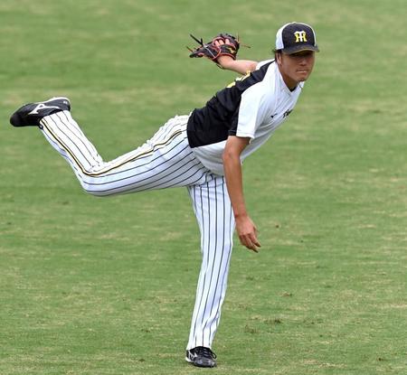 　キャッチボールをする小林（撮影・山口登）