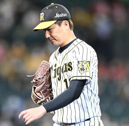 　８回、勝ち越しを許し厳しい表情でベンチへ戻る岩崎（撮影・飯室逸平）