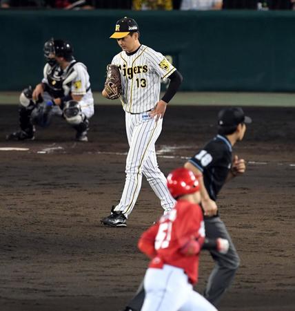 　８回、岩崎は小園にソロを許す（撮影・山口登）