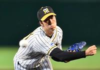 　広島打線相手に粘りの投球を見せる青柳