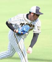 キャッチボールで汗を流す岩田（代表撮影）