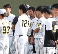 練習前の円陣で話を聞く岩田（中央）＝代表撮影