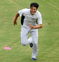 　ダッシュする小林（撮影・山口登）