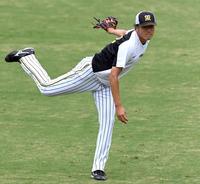 　キャッチボールをする小林（撮影・山口登）