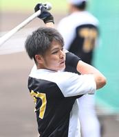 　打撃練習する小野寺（撮影・飯室逸平）