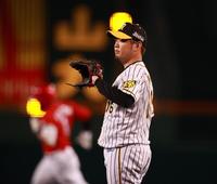 ２回、鈴木誠（左）に中越え本塁打を許した西勇（撮影・坂部計介）