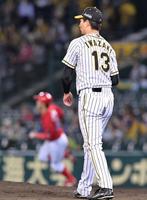 　８回、小園（左）に勝ち越しソロを浴びる岩崎（撮影・立川洋一郎）