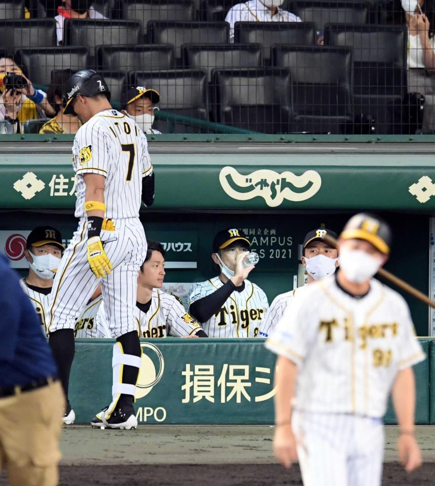 　７回、糸井は満塁のチャンスで空振り三振に倒れベンチに戻る。中央は矢野監督