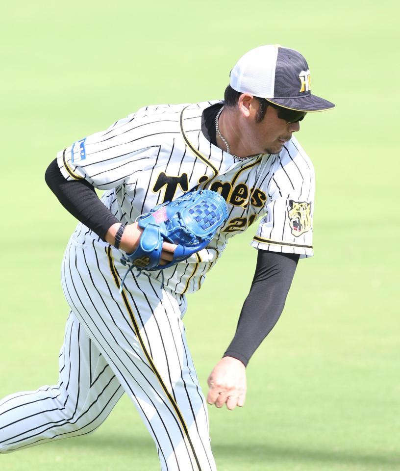 キャッチボールで汗を流す岩田（代表撮影）