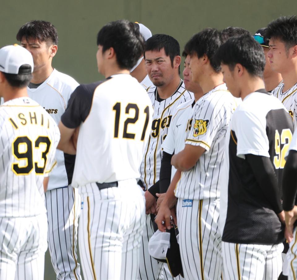 練習前の円陣で話を聞く岩田（中央）＝代表撮影