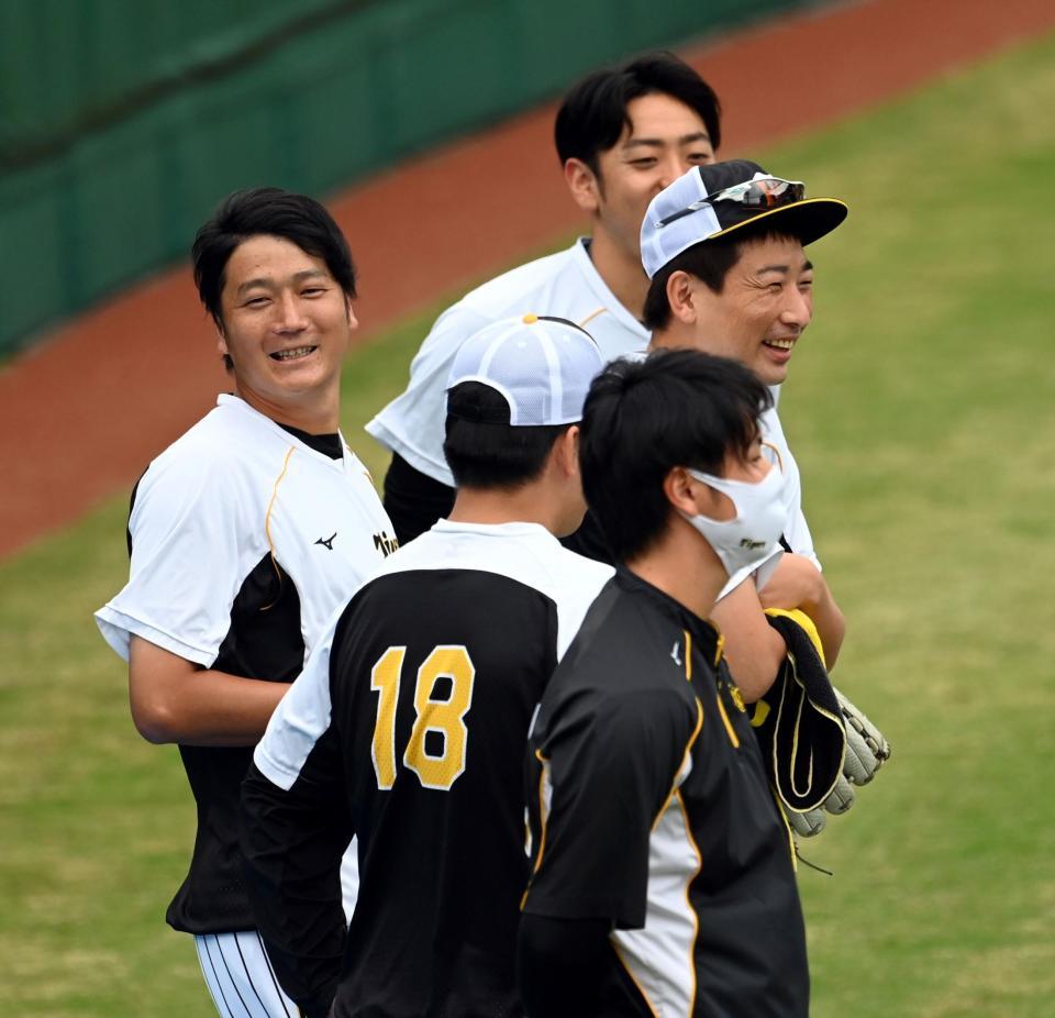 　１軍に合流した小林（左）＝撮影・山口登