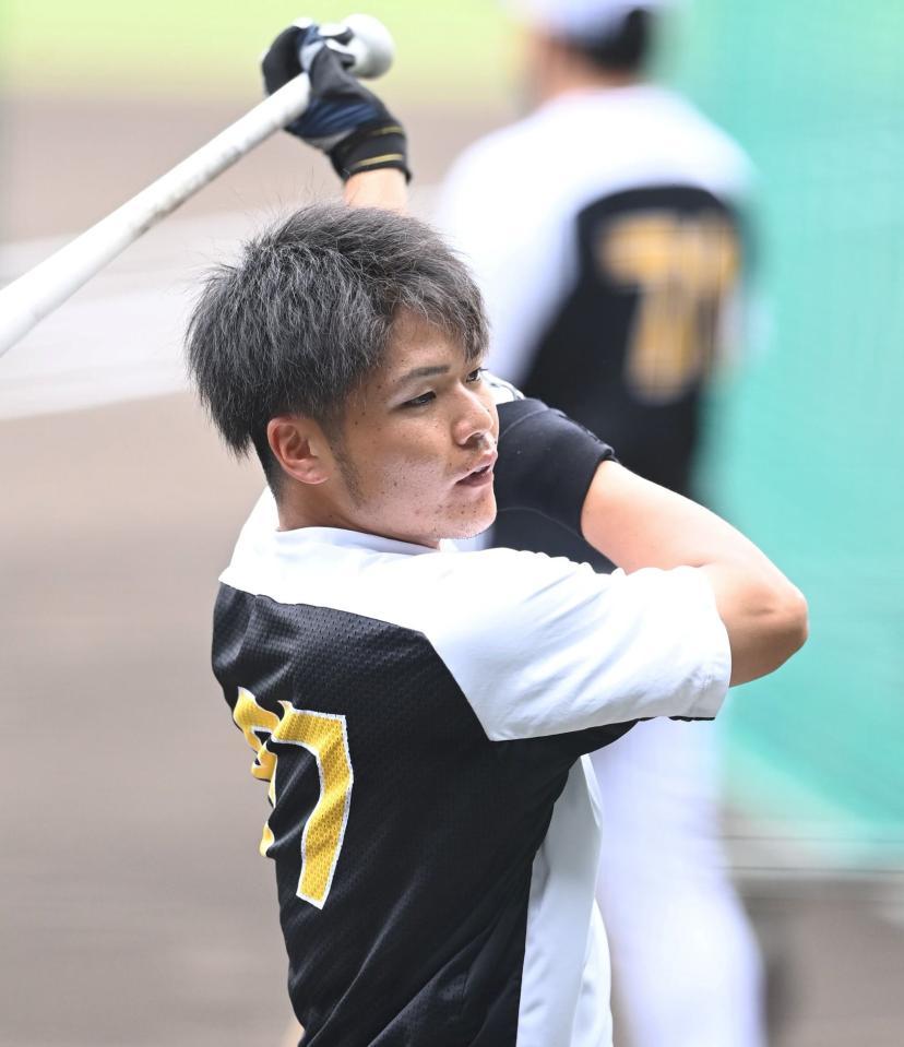 　打撃練習する小野寺（撮影・飯室逸平）