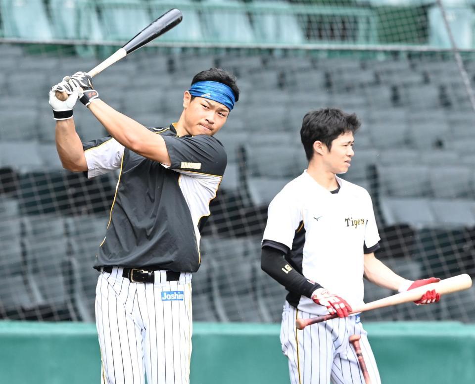 　打撃練習する佐藤輝（撮影・飯室逸平）