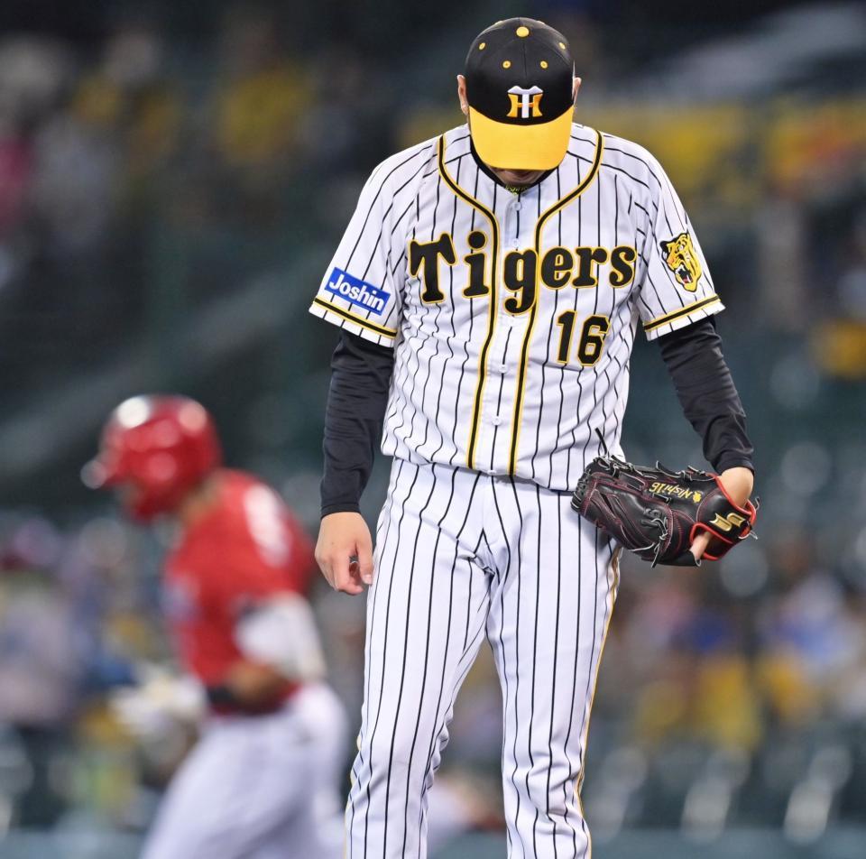 　２回、鈴木誠（左）にソロを浴び、肩を落とす西勇（撮影・立川洋一郎）