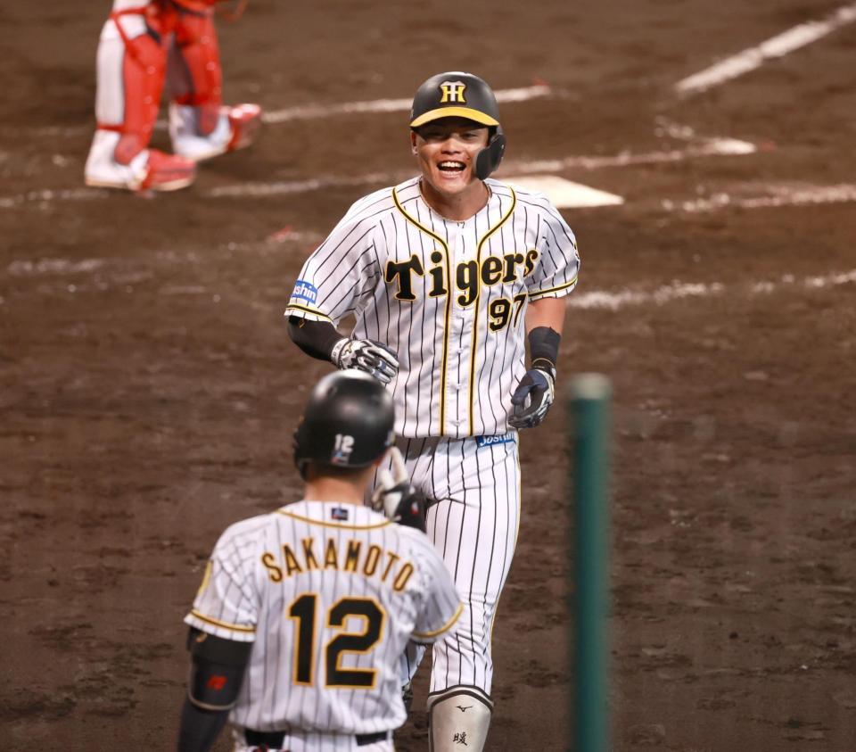 　４回、小野寺は中越えに本塁打を放ち、ベンチ前で坂本に迎えられる（撮影・坂部計介）（撮影・坂部計介）