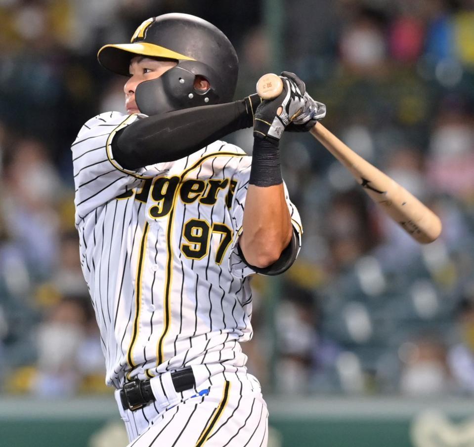 　４回、プロ初本塁打を放つ小野寺（撮影・立川洋一郎）