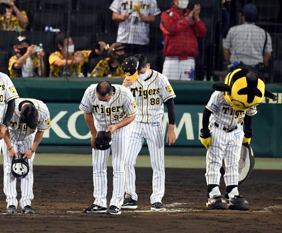 　広島に３連敗し、厳しい表情であいさつする矢野監督（右）ら阪神ナイン（撮影・山口登）