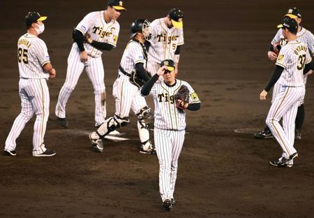 　７回途中で降板する西勇