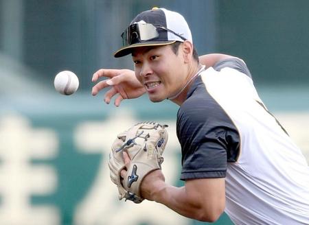 　ノックを受ける佐藤輝（撮影・田中太一）