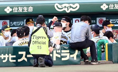 　試合前、ベンチで声出しをするスアレス（中央）＝撮影・山口登