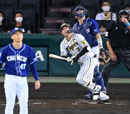 　４回、先制２ランを放つ大山（撮影・山口登）