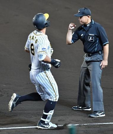 　７回、代打・佐藤輝は二塁ゴロに倒れる（撮影・佐々木彰尚）