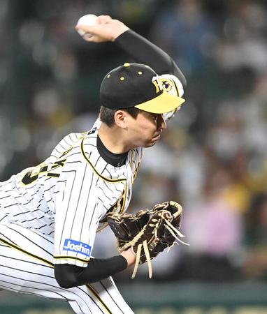 　８回、好リリーフをみせた岩崎（撮影・飯室逸平）