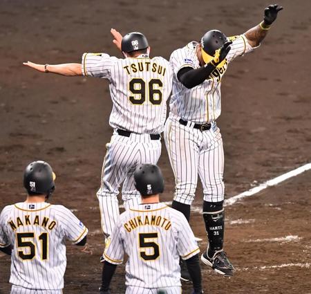 　５回、左越えに３ランを放ち生還するマルテ（右）＝撮影・佐々木彰尚