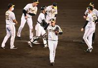 　７回途中で降板する西勇