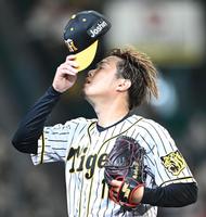 　７回途中で降板する西勇（撮影・飯室逸平）