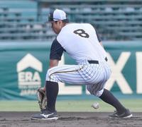 　ショートでノックを受ける佐藤輝。ボールを右足に当てる（撮影・佐々木彰尚）