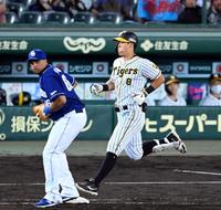 　７回、代打・佐藤輝は二ゴロに倒れる（撮影・山口登）